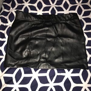 Fake leather mini skirt